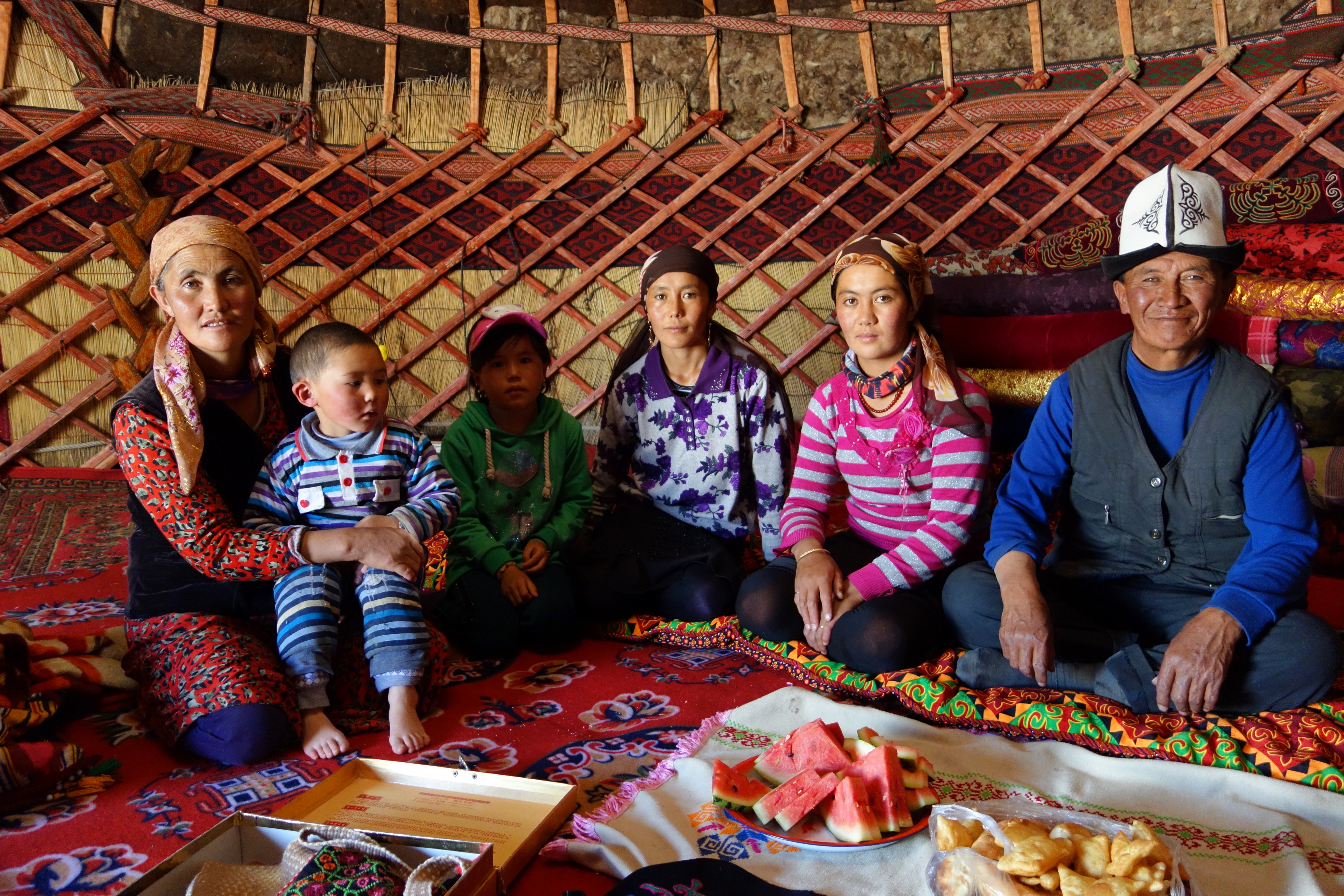 Kazakh people. Киргизы. Кыргызская семья. Киргизия народ. Киргизия жители.